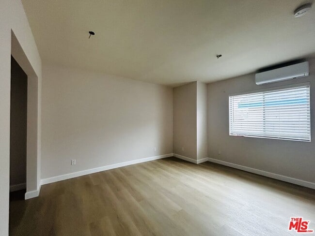Building Photo - 2707 Kelburn Ave