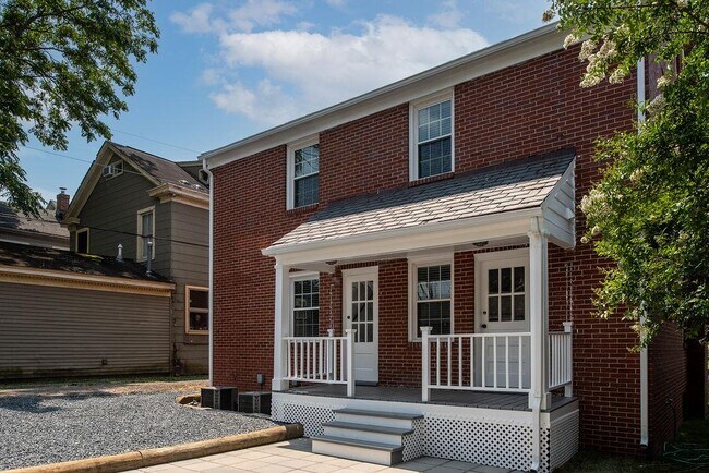 Building Photo - 819 Weedon St