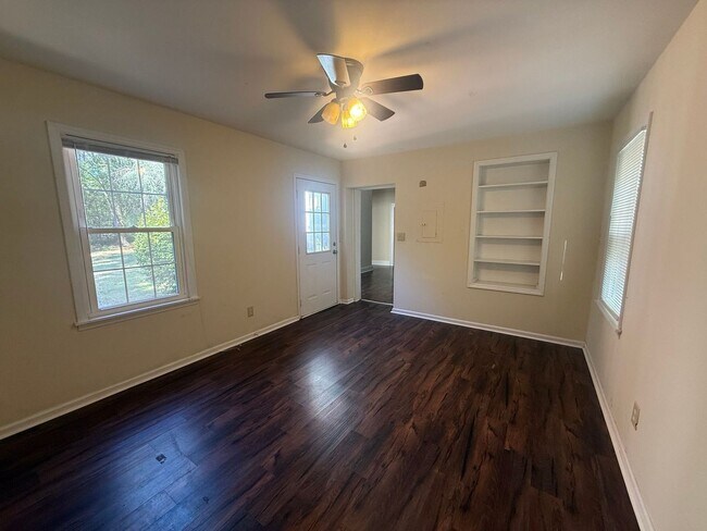 Building Photo - 911 Shady Oak Ln