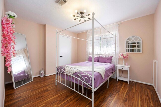 Building Photo - 5511 Green Timbers Dr