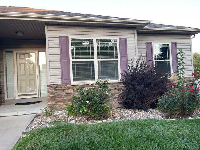 Building Photo - Spacious home in super nice neighborhood in Northwest Omaha