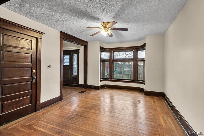 Building Photo - 42 Linden Park