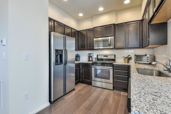 Building Photo - Beautiful 2-Bed, 2.5-Bath Townhome in Mosaic, Fort Collins - Students Welcome!
