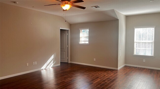 Building Photo - 208 Forest Peak Way