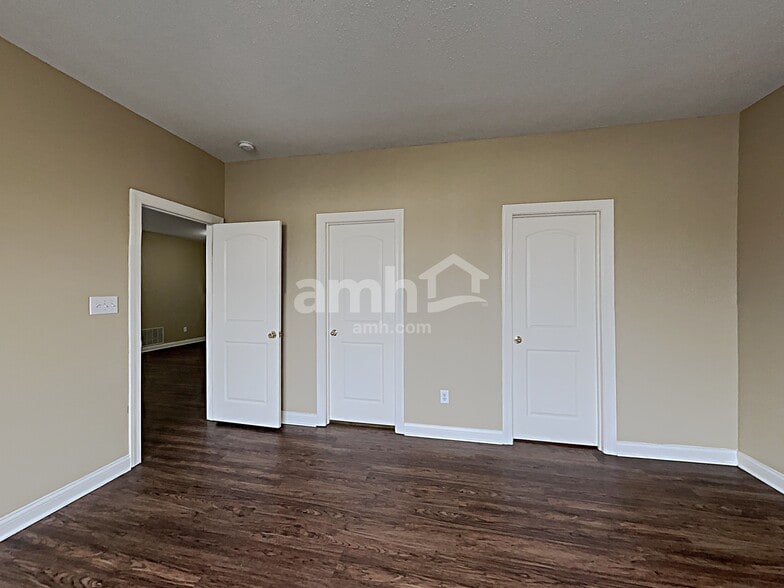 Building Photo - 5902 Cabot Dr