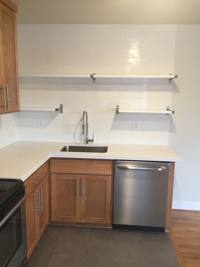 Building Photo - New Modern Remodel 2br Hardwoods Quartz DW...