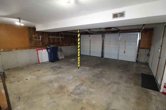 Building Photo - 4906 W Francis Ave