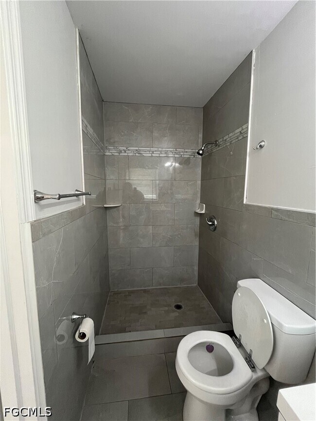 Building Photo - 2031 Maravilla Cir