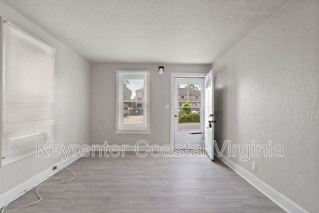 Building Photo - 9569 6th Bay St