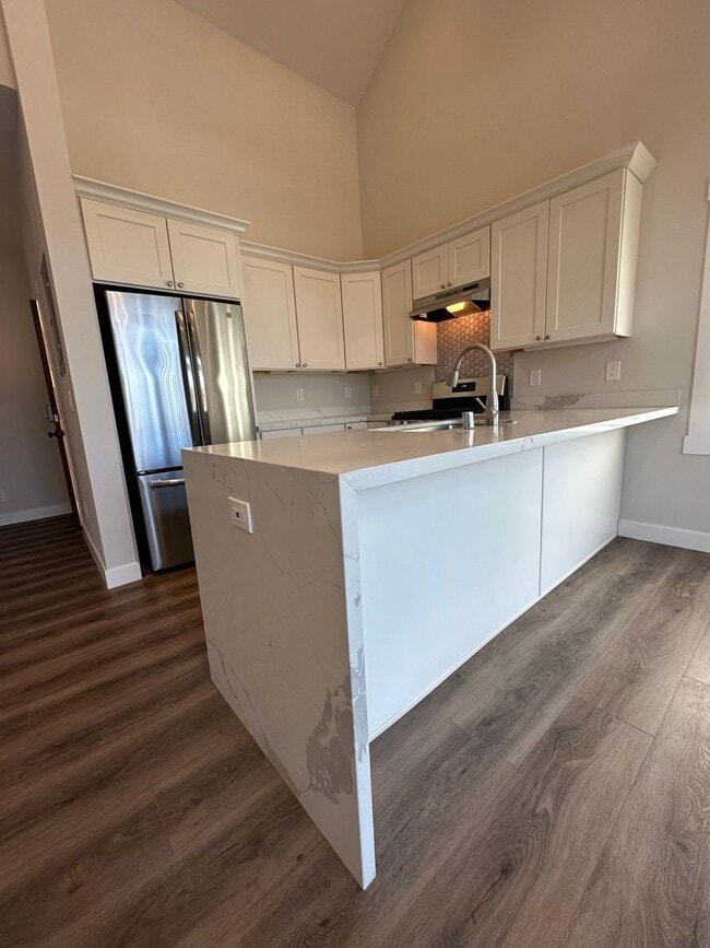 Building Photo - Modern 2-Bedroom Oasis with Expansive Deck...