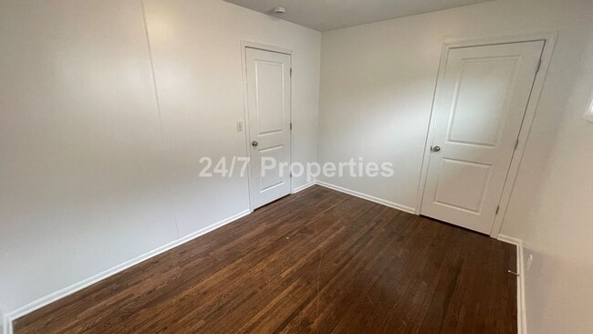 Building Photo - Spacious 4 BD | 2 BA with Backyard - Glads...