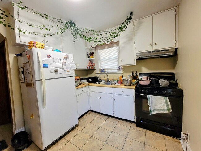 Building Photo - Charming House Located 1 Block From Campus