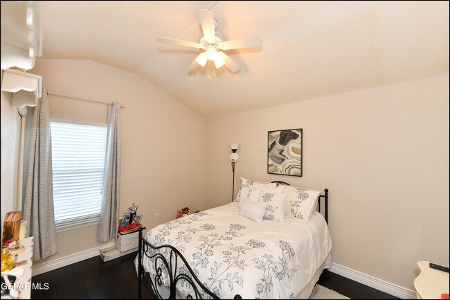 Building Photo - 5060 Silver Sands Ave