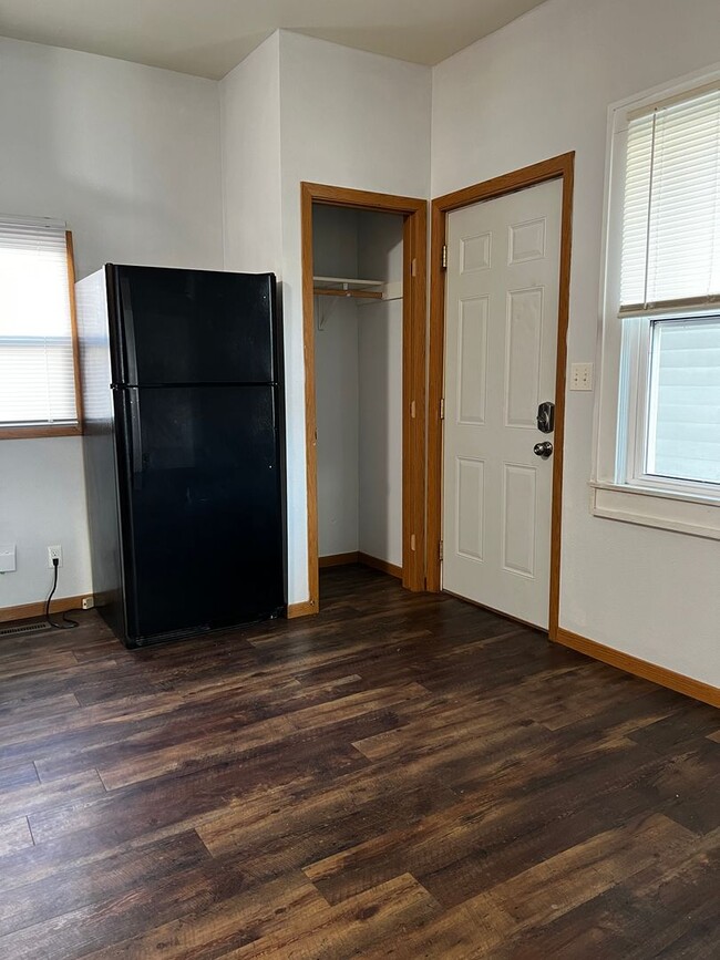 Building Photo - 4 Bedroom 2 Bathroom