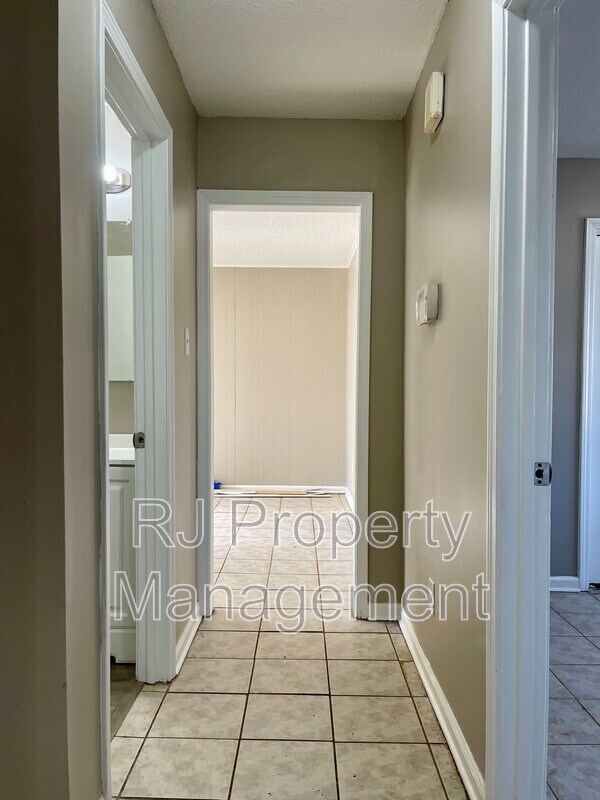 Building Photo - 4211 Lansdowne Dr