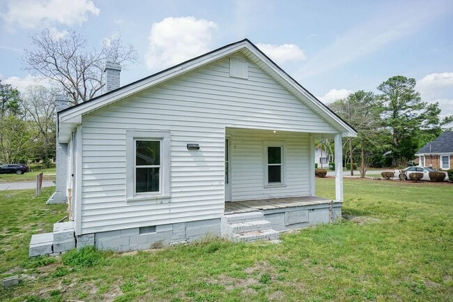 Building Photo - Three bedroom Home!