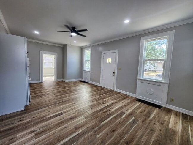 Building Photo - 1st Floor Apartment - 3 Bedroom/2 Bath Apa...