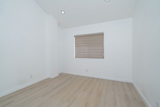 Building Photo - BEAUTIFUL 4 Bed 3 Bath unit