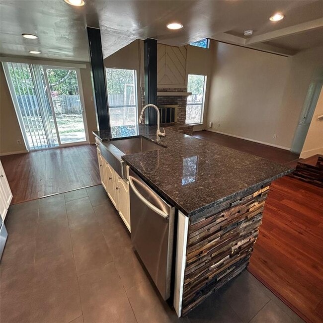 Building Photo - 3901 Knollwood Dr
