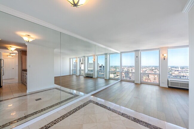 Building Photo - 111 E Chestnut St