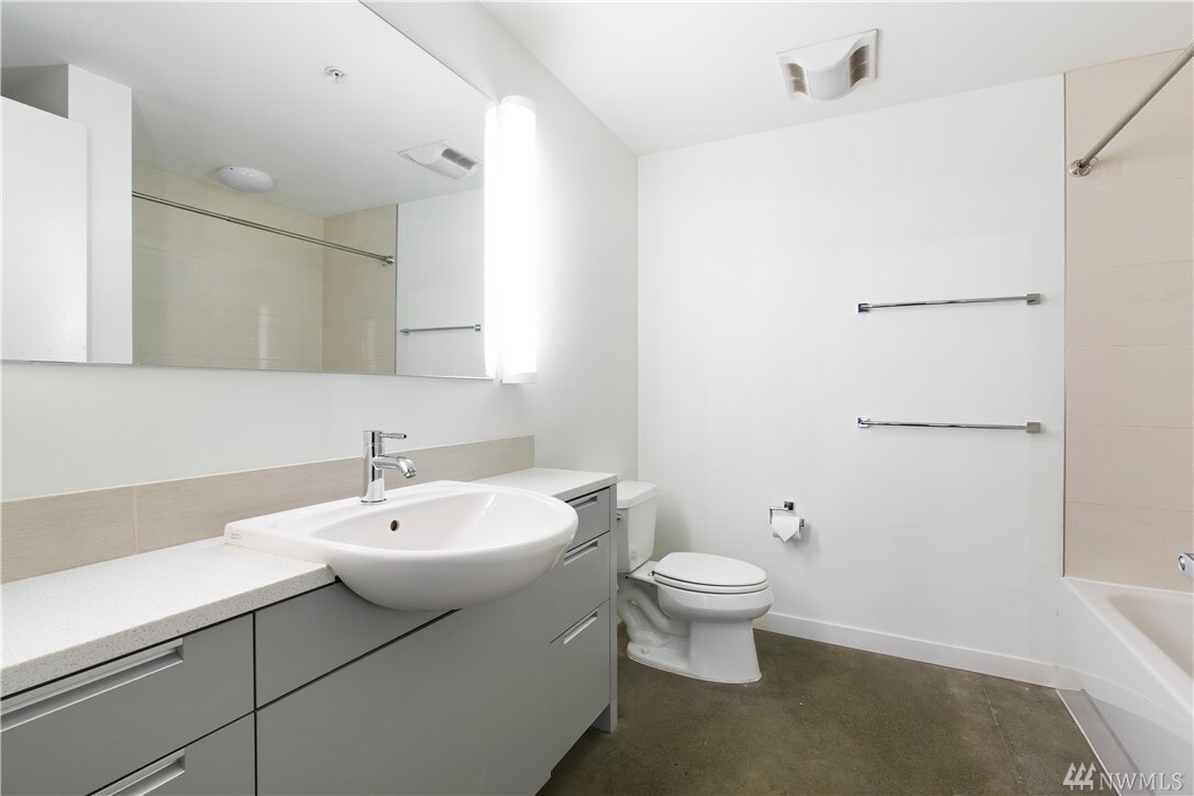 Bath - 501 Roy St