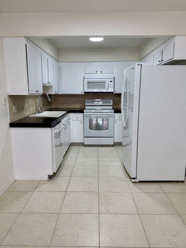 Primary Photo - Spacious 2 Bedroom 2 Bath Condo