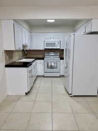 Building Photo - Spacious 2 Bedroom 2 Bath Condo