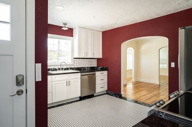Building Photo - 3-Bedroom 2 Bath Classic Cape Cod House  (...