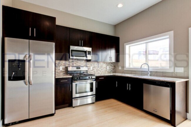 Building Photo - Queen Village Townhome with Parking