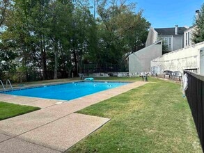 Building Photo - 2409 Talmadge Pl