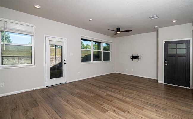 Building Photo - 16018 Oregon Oak Dr