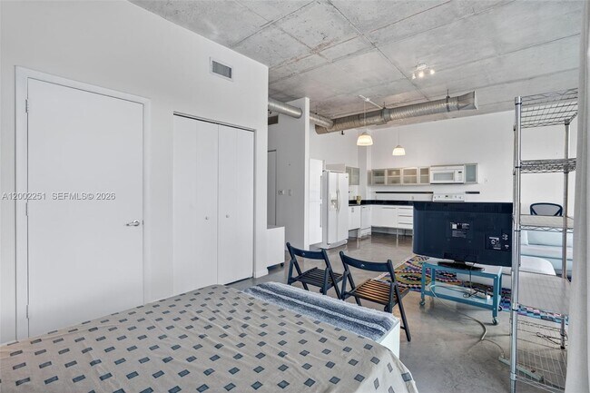 Building Photo - 10 SW South River Dr