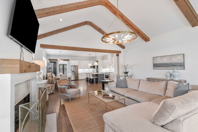 Building Photo - 5 Bedroom Home with Luxury Finishes in West End