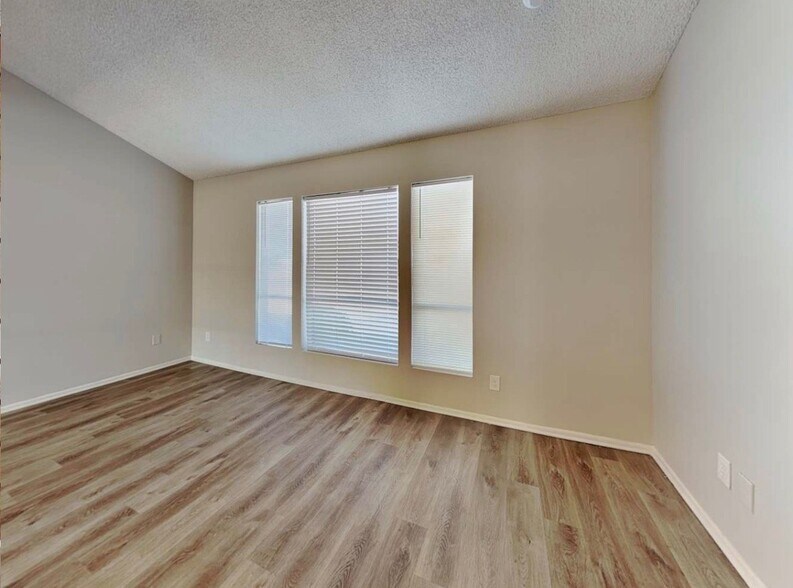 Building Photo - 4507 W Gardenia Ave