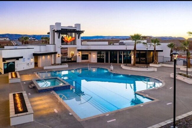 Building Photo - Desert Color Home!
