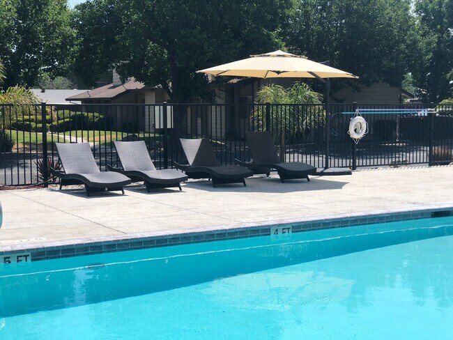 Building Photo - 2348 Pinedale Ave