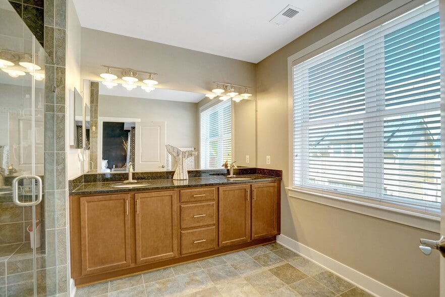 Master Bath - 2209 Richmond Hwy