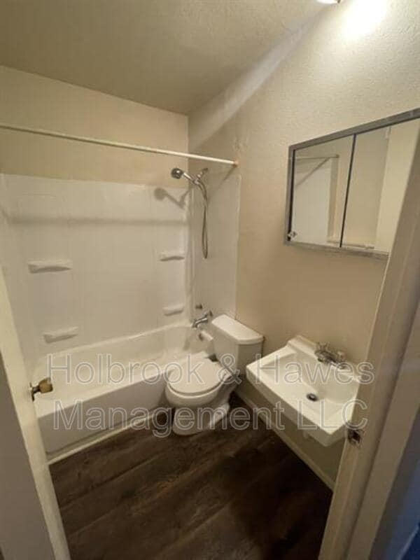 Building Photo - 225 N Sherwood St