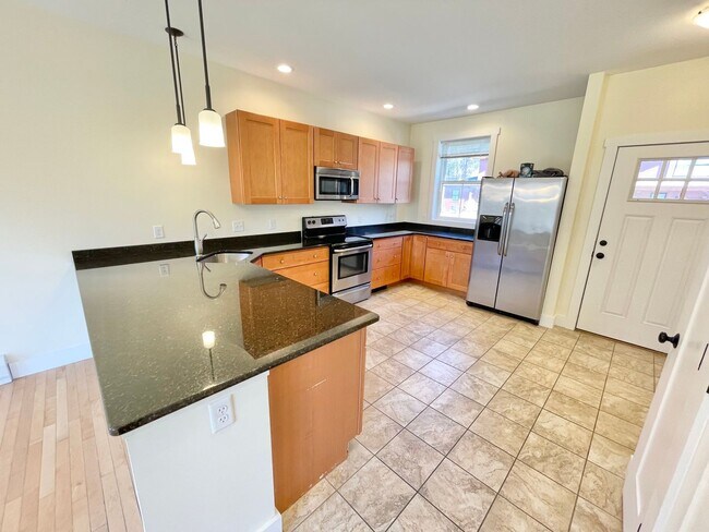 Building Photo - 2 Bedroom Home in Shelburne VT Available 7/1!