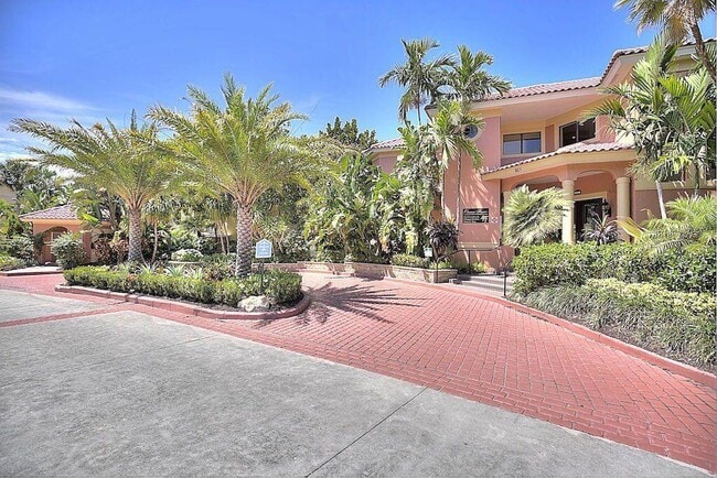 Building Photo - 300 Uno Lago Dr