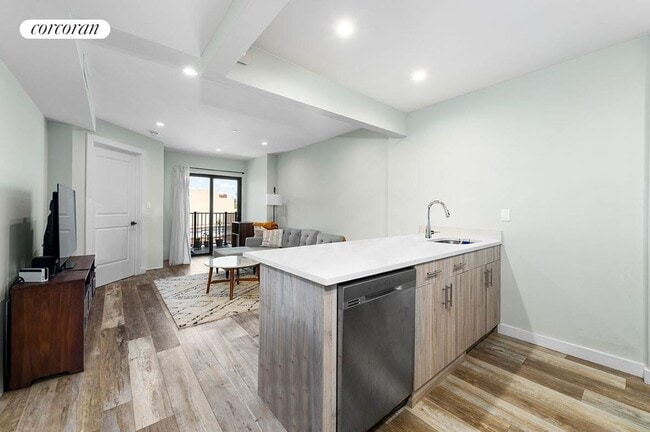 Building Photo - 30-83-82 Crescent St