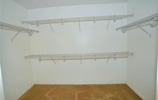 Building Photo - 1030 Walnut Pointe