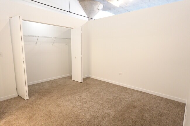 Building Photo - 3963 W Belmont Ave