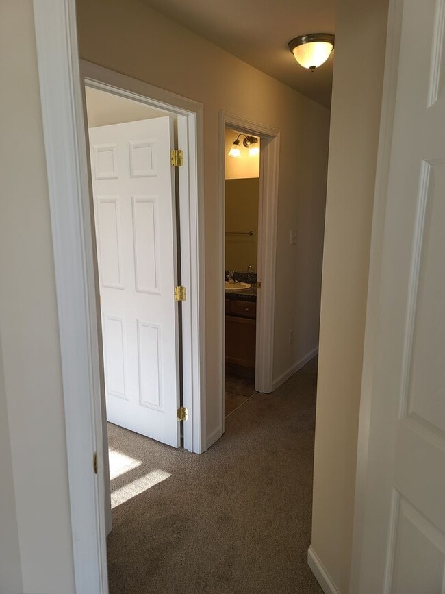 Building Photo - 3 Bedroom 2 1/2 bath ** End Unit** Townhome for Rent in Waynesboro