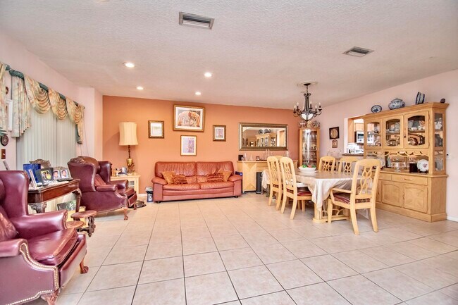 Building Photo - 6640 Thornhill Ct