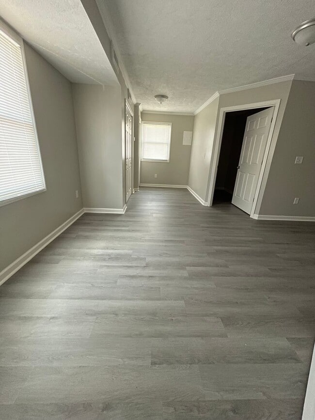 Building Photo - Oversized Newly Renovated One Bedroom Available