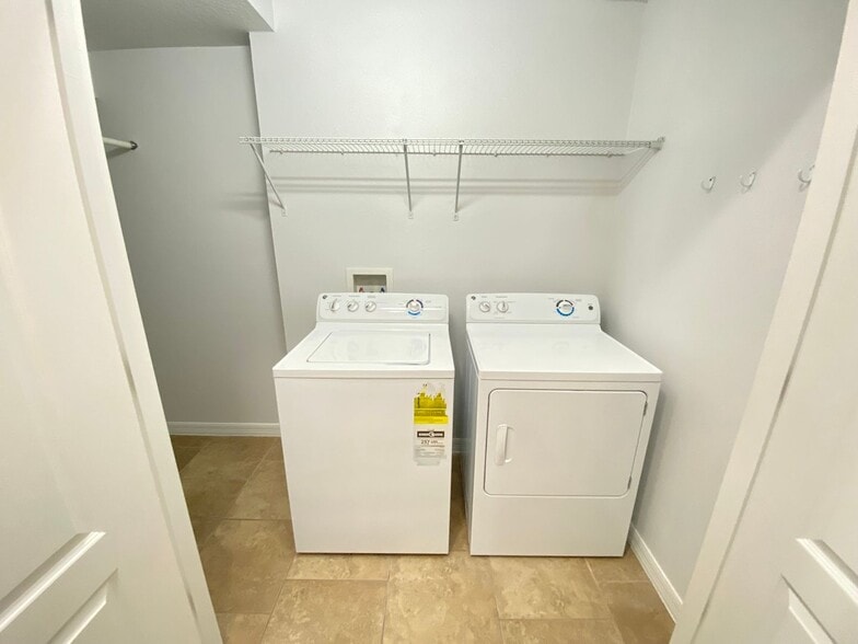 Building Photo - 3 Bedroom / 2.5 Bath / 2 Car Garage Townho...