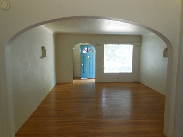 Building Photo - CHARMING GARDEN TRACT HOME