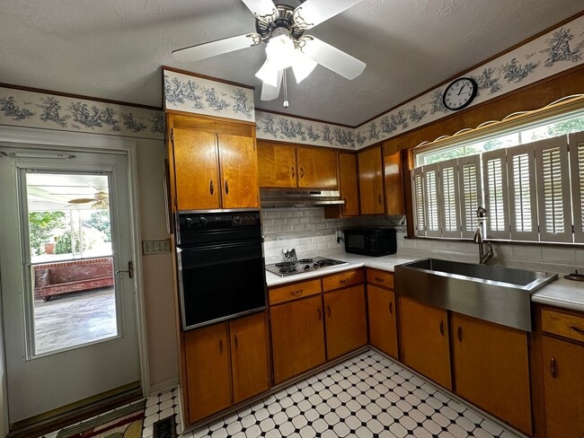 Building Photo - Partially furnished 3 bed/ 1.5 bath - Morr...