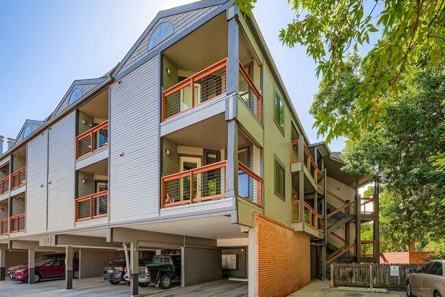 Building Photo - Stylish 1-Bedroom Condo in Prime Location! Available May 2nd!